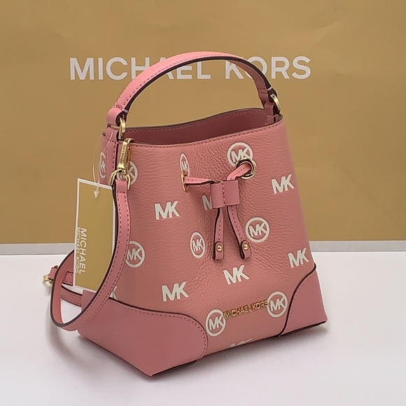 MICHAEL KORS
Mercer Small Logo Embossed Leather Bucket Bag
COLOR PRIMROSE - Picture 8 of 15